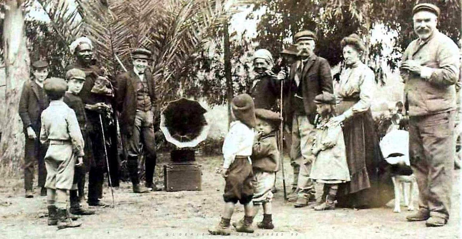 1500- Bou-Snib - Constantine -  Une audition2 de phonographe.jpg